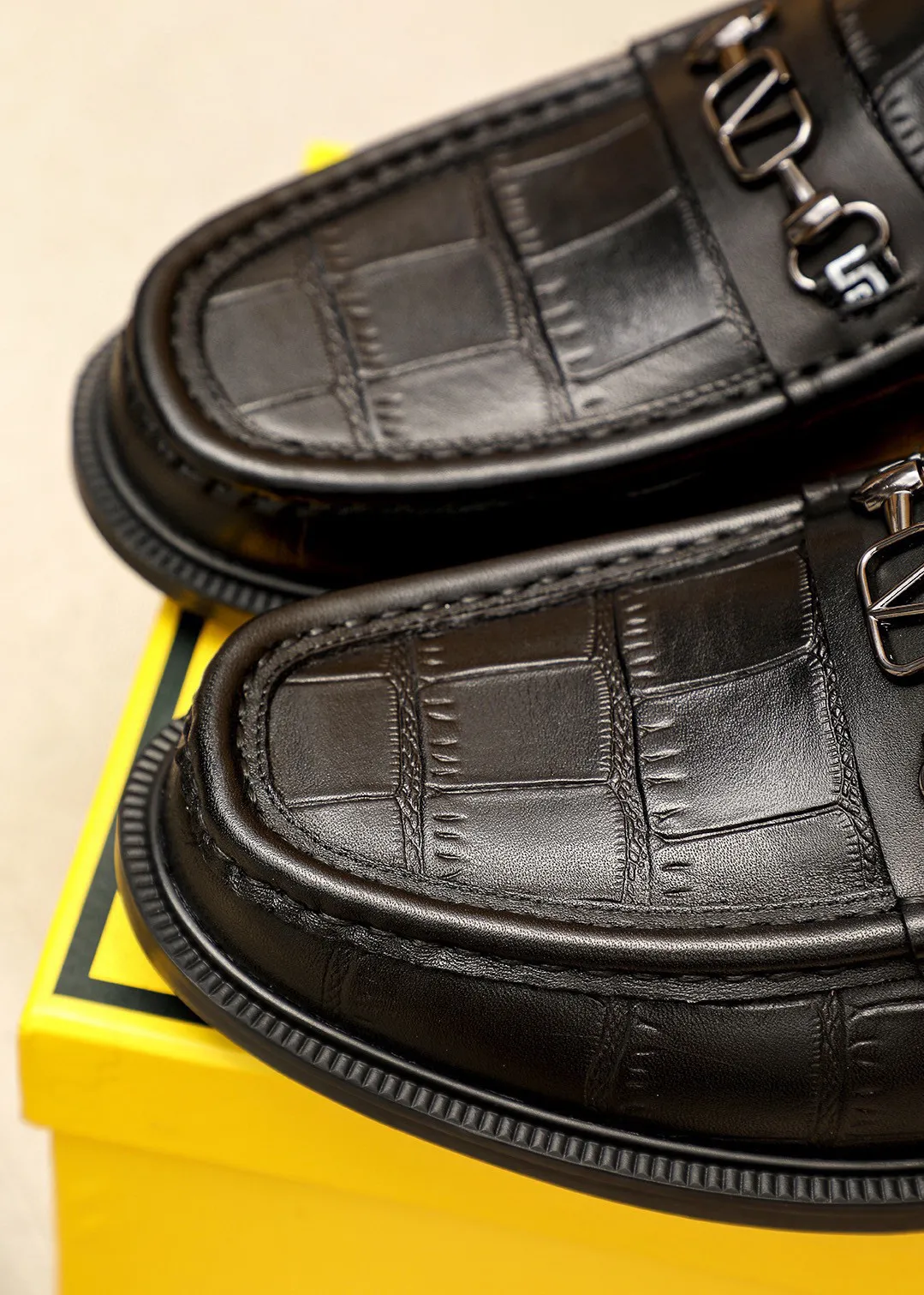 Men's shoes 💰460 💐 Product trademark: FENDI [Fendi] casual leather shoes Regular size: 38-44 (45🉑️customized) Product materials: Selected imported first-layer calfskin embossed upper + luxury hardware buckle, imported cow 🐂 lining. Strong three-dimensional visual effect, rubber outsole Color: 1⃣️color optional